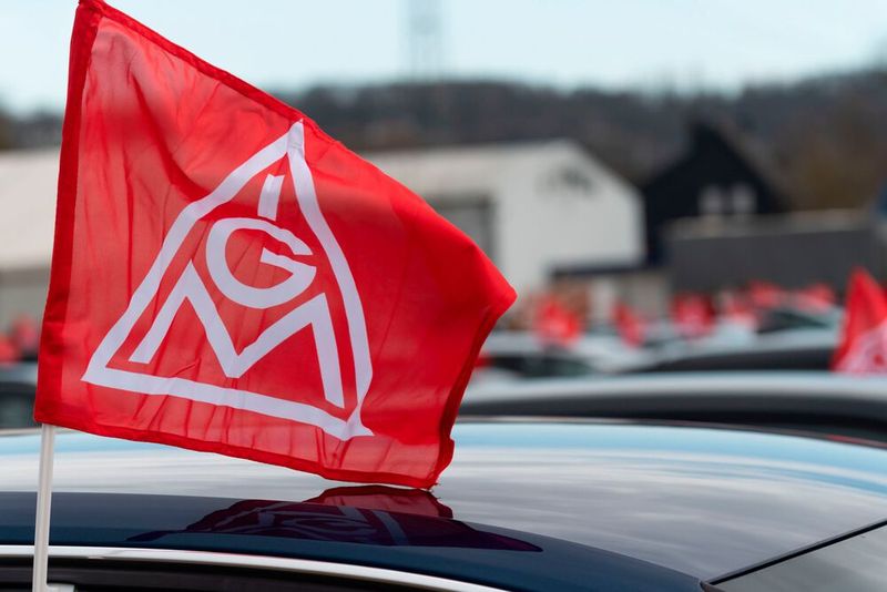 Die Forderungen der IG Metall hält der Arbeitnehmervertretung für das bayerische Kfz-Gewerbe angesichts der aktuellen Lage der Branche für nicht erfüllbar. (Bild:  2021-03-16 Koblenz Warnstreik IG Metall DSC_9490 /Max Gerlach / CC BY-SA 2.0)