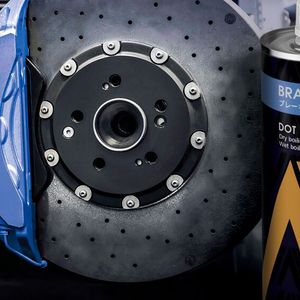 Die DOT-5.1-Bremsflüssigkeit von Advics eignet sich für sämtliche Motorisierungsarten und ist auch mit Modellen kompatibel, die auf DOT 3 bzw. DOT 4 ausgelegt sind.(Bild:  Aisin)