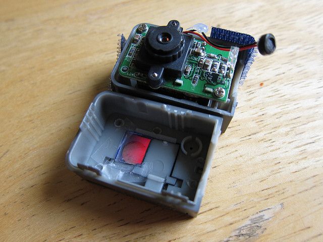 Tape or glue the DVD piece in place (Bild: PLOTS/CC BY 2.0)