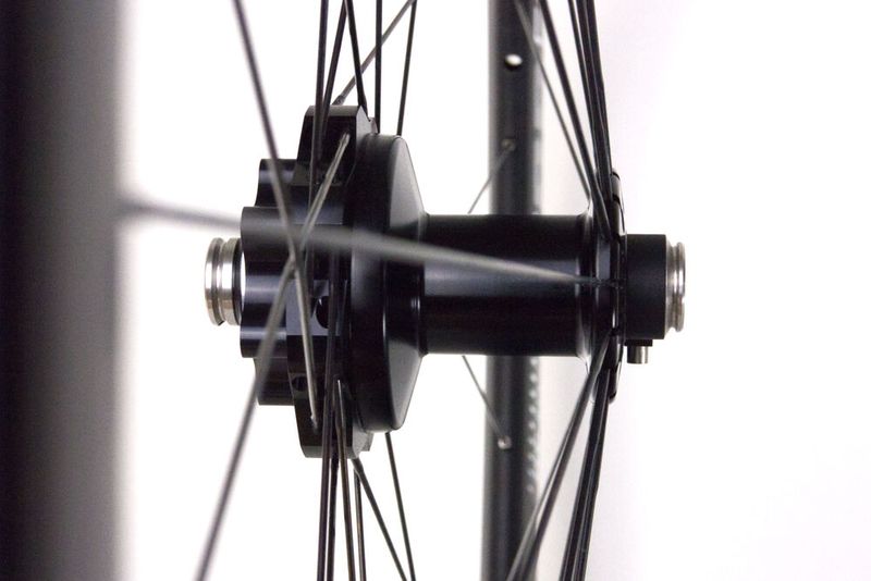 Der SON 29 S ist so schlank und schmal, dass man kaum einen Dynamo darin vermutet. Die Einspeichung (straight-pull) ist auf der Scheibenseite ist tangential, auf der Anschlussseite radial. Verfügbar als Laufrad ab Sommer 2024.  (Bild: Wilfried Schmidt Maschinenbau)