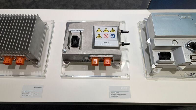 Denn auch bei diesen Fahrzeugen wird sich auf lange Sicht Reparaturbedarf einstellen – etwa, wenn die Abdichtung bei wassergekühlten Komponenten wie diesem Inverter verloren geht. (Bild: Rosenow – VCG)