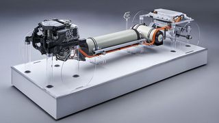 Das Energiesystem des BMW i Hydrogen Next besteht aus dem Brennstoffzellensteck samt Nebenaggregaten (links im Bild), zwei Wasserstofftanks mit einer Kapazität von sechs Kilogramm und einer Pufferbatterie (rechts). (Bild: daniel kraus)