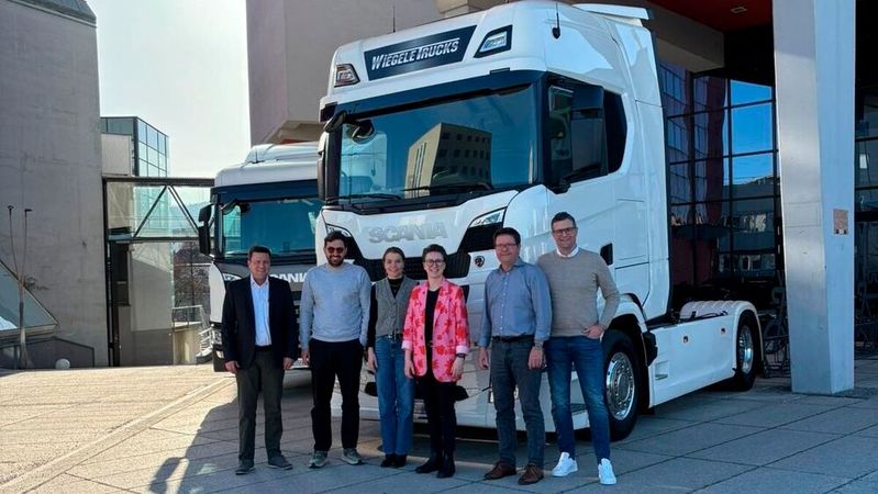 Der alte und der neue Vorstand des Scania-Händlerverbands (v.l.n.r.): Geschäftsführer Jan Bröhenhorst, Vostand Ralph Baader, Schatzmeisterin Lena Knirsch, die neue Vorstandsvorsitzende Lisa Petersen, der scheidende Vorsandsvorsitzende Andreas Knirsch sowie Vorstand Jürgen Küfner. Im Bild fehlt der scheidende Vorstand Jörg Breuer.(Bild:  Scania Händlerverband)