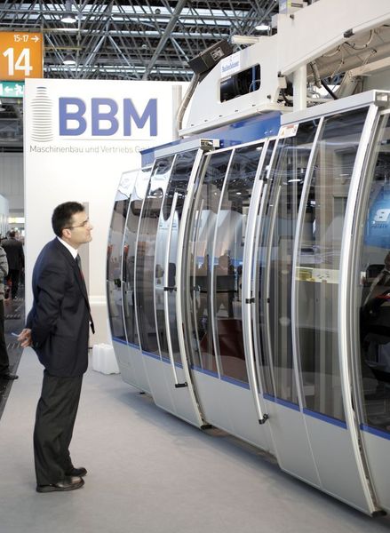 Fachbesucher auf der K 2010 nahmen die Maschinen nicht nur von außen in Augenschein ... (Archiv: Vogel Business Media)