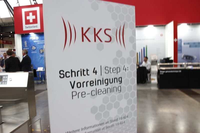 Schritt 4, die Vorreinigung, stellte KKS Ultraschall, Experte für Oberflächenveredelung und Ultraschallreinigung, aus der Schweiz vor ... (Devicemed/J. Engelke)