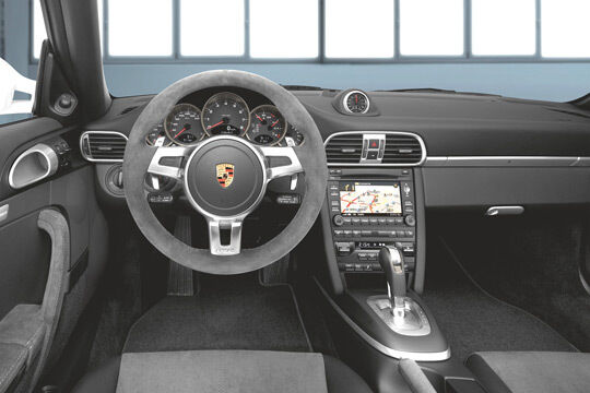 Sportlichkeit ist Trumpf: Das spartanisch bestückte Cockpit glänzt durch Übersichtlichkeit und Funktionalität. (Porsche)