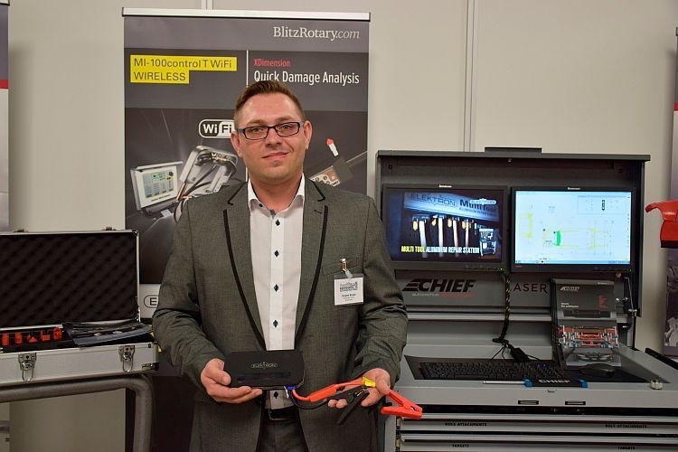 Jürgen Braun von Blitz Rotary zeigt das neue Angebot: hochwertige Lithium-Ionen-Powerpacks. (Holz)