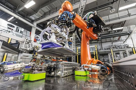 Eine von Hand durchgeführte Demontage von Batterien ist kostspielig und für Menschen lebensgefährlich. Eine roboterbasierte Anwendung löst diese Probleme.(Bild:  Kuka)