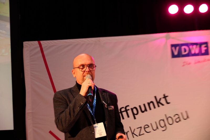 Martin Burwinkel präsentierte einen hochinteressanten Überblick über sein Unternehmen. Das Burwinkel Kunststoffwerk  bietet ganzheitliche und individuelle Lösungen aus einer Hand - von der Ideenentwicklung eines Artikels über Konstruktion und Produktion bis  zu Montage, Bedruckung, Lagerung und Logistik. (Bild: Maschinenmarkt/rw)
