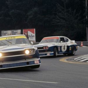 1974 führte Ford gegen BMW den Capri RS mit Cosworth-Motor ins Feld. Mit neuer Vierventiltechnik und über 415 PS gingen unter anderem Formel-1-Pilot Niki Lauda, Nachwuchstalent Klaus Ludwig, Hans Heyer und Dieter Glemser an den Start. Die Ford-Mannschaft erlangte in der Tourenwagen-EM die Titel in der Fahrer- und Markenwertung. (Bild:  Ford-Werke GmbH, Koeln)