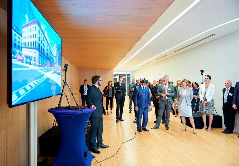 DZNE-Forscher Prof. Thomas Wolbers und Sebastian Weiss, Technischer Leiter im DZNE, präsentieren das VR-Navigationssystem. Mit ihm lassen sich räumliche Orientierungsprobleme älterer Menschen erforschen. (DZNE / Volker Lannert)