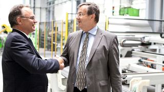Dr. Klaus F. Erkes, CEO der Zollern-Gruppe, und Richard Conzelmann, Geschäftsfeldleiter Spezialprofile, im erweiterten Produktionsbereich. (Bild: Zollern)
