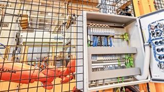 Im Projekt „Umbau der Pressenlinie“ im Kölner Ford-Werk werden ausschließlich Reihenklemmen von Wago eingesetzt. Durch die Einigung auf ein projektbezogenes einheitliches System ergeben sich Vorteile in der Logistik, beim Einkauf  und in der Ersatzteilbeschaffung. (PJ-Photography/Wago)