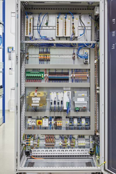 Bild 2: Um Zeit und Kosten zu sparen, verwendet  Voestalpine für die internen und externen Anschlüsse Produkte mit Push-in-Technik von Phoenix Contact – auch für Neuentwicklungen wird konsequent auf Baugruppen mit dieser Anschlusstechnik zurückgegriffen. (Phoenix Contact)
