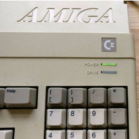Amiga 500, der Traum vieler Jugendlicher in den späten 80ern. Der A500 von Commodore war mit 16-Bit-Architektur 7,09 MHz und 512 kByte RAM damaligen PCs in Grafik- und Audioqualität überlegen. 6 Millionen verkaufte Einheiten waren der Todesstoß für den Konkurrenten Atari. (Bild: gemeinfrei)