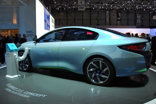 Der Renault Fluence kommt in Serie. Die Limousine ist Teil der Elektro-Offensive, die der französische Autobauer 2011 startet.  (Archiv: Vogel Business Media)