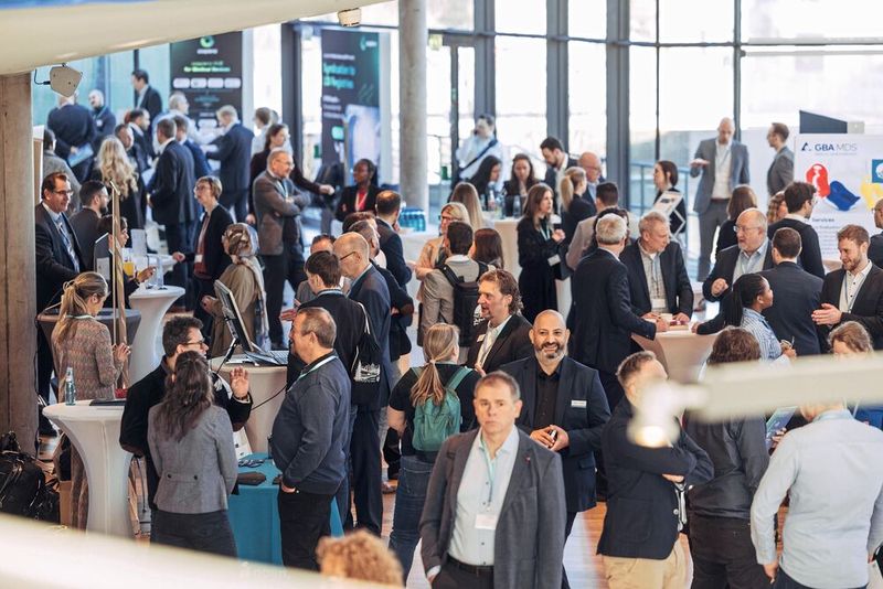 Die Premiere des Forums Regularia war geprägt von Gesprächen: Rund 320 Teilnehmer tauschten sich darüber aus, wie die regulatorischen Herausforderungen der Medizintechnik-Branche am besten und effizientesten angegangen und bewältigt werden können. (Bild: MedicalMountains GmbH/Eric Wetzel)