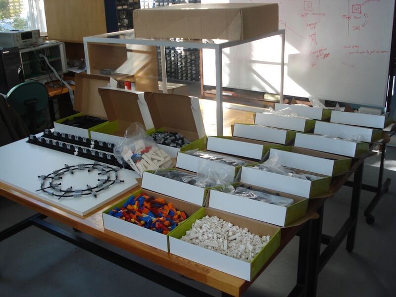 Wer Laien Hochtechnologie-Forschung nahebringen will, braucht ein Anschauungsobjekt. Deshalb setzten Physiker der Universität Bonn nun aus Tausenden Lego-Bausteinen ein Modell des Atlas-Detektors zusammen. Mit der riesigen Maschine wurde vergangenes Jahr das rätselhafte Higgs-Boson aufgespürt. Der Nachbau im Maßstab 1 : 50 soll nun im Foyer des Wolfgang-Paul-Hörsaals ausgestellt werden. Die Bonner waren eines von 35 Teams, das nach der Bauanleitung von Sascha Mehlhase den Atlas-Detektor gebaut haben. Wir haben für euch die Bildergalerie zum Lego-Nachbau von Sascha Mehlhase zusammengestellt. (Bild: Sascha Mehlhase / Niels Bohr Institute)