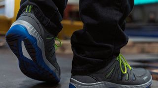 Mit einem Dämpfungskonzept sorgen die Wellmaxx-Modelle von Elten für eine spürbare Erleichterung beim Träger (hier: Maddox Grey-Blue Low ESD S1P). (Elten)