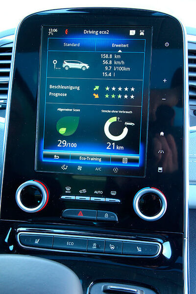 Das Hauptmenü von Renault R-Link 2 umfasst die fest installierten Rubriken „Navigation“, „Multimedia“, „Telefon“, „Fahrzeug“, „Apps“ und „Systemsteuerung“ mit jeweiligen Untermenüs. (Foto: Renault)