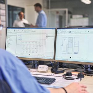 Ist der 3D-Schaltschrankaufbau in Eplan Pro Panel erfolgt, werden die Fertigungsdaten direkt in die Maschinen eingelesen. (Bild: Eplan/Rittal)