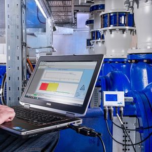 Um die Einsparpotenziale von ungeregelten Pumpen zu ermitteln, bietet KSB eine neue Dienstleistung namens „Pump Operation Check“ an. Im Bild Durchführung eines „Pump Operation Check“ an einer einstufigen Wasserpumpe der Baureihe Etanorm.