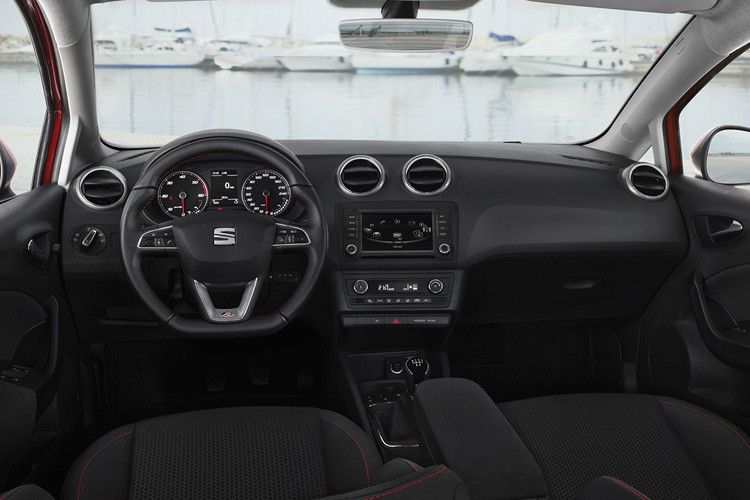 Innen finden sich neue Materialien für das Armaturenbrett, ein feiner gestaltetes Lenkrad und eine frischere Farbauswahl. (Foto: Seat)