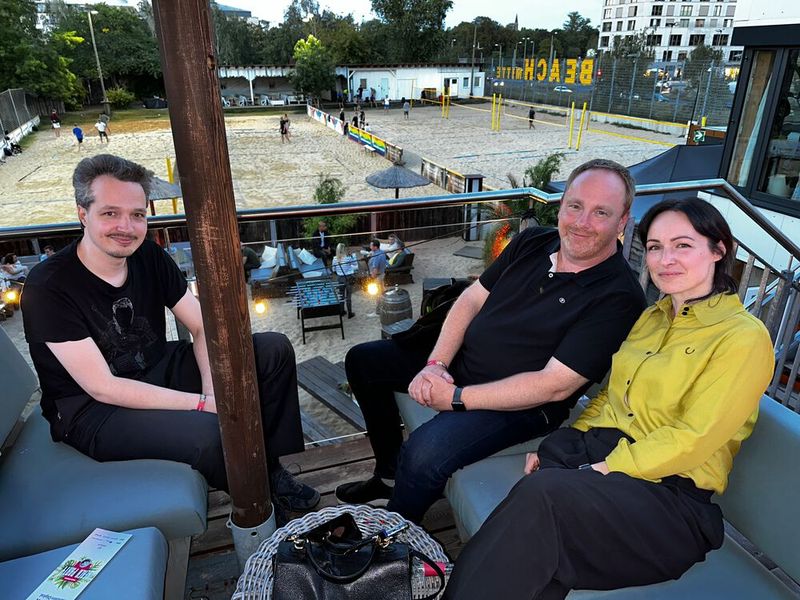 Daniela Pitzalis (WD) mit Heiko Vollmer und Hendrik Klingner (r., Reichelt Elektronik). (Bild: Vogel IT-Medien)