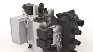 Das neue Thermomanagementmodul von Mahle fasst Wärmetauscher, Kühlmittelpumpen, Kondensator, Chiller, Sensorik und Ventile in einer Einheit zusammen und soll dadurch wesentlich effizienter arbeiten. (Bild: Mahle)