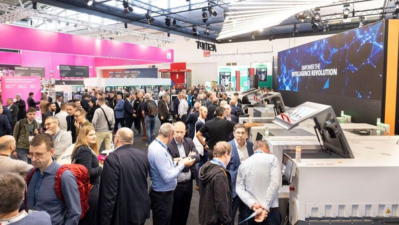 Der Stand von ASMPT auf der productronica 2025.(Bild:  Messe München)