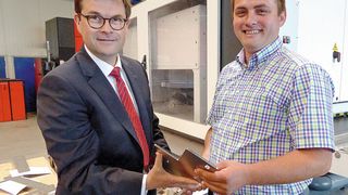 Christian Mederer (r.), Geschäftsführer der MC-Tech Metallbau GmbH und investitionsfreudiger Jungunternehmer, fühlt sich von Amada-Experte Elmar Ebner bestens beraten und betreut. (Bild: Kuhn)