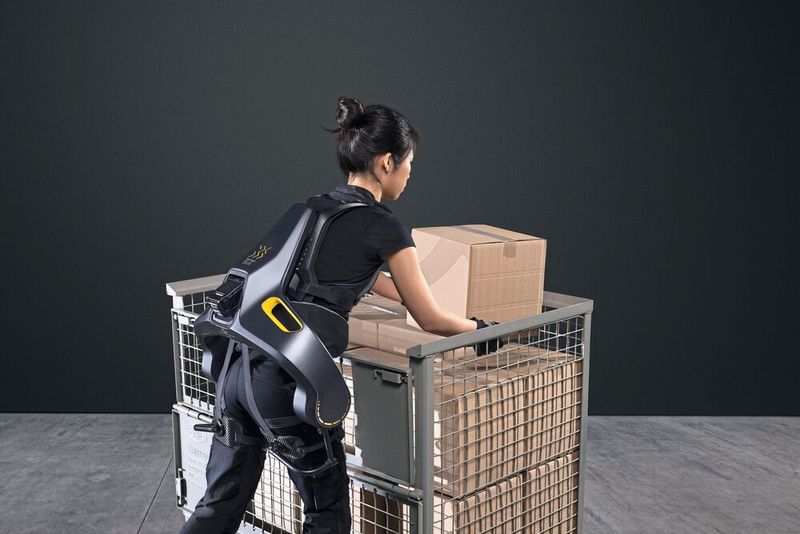 Das Exoskelett Apogee Power Suit von German Bionic unterstützt beim Heben schwerer Lasten. (Bild: German Bionic)