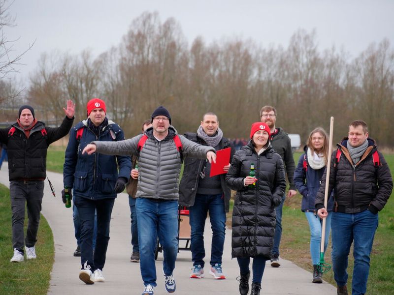 Horst Günther und Karin Fischer von Zotac gehen mit Torben Reimer (Endorfy) voran. (Bild: Agando/Source IT Distribution GmbH)
