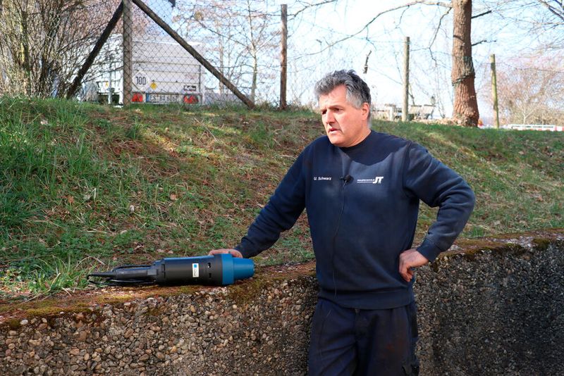 Uwe Schwarz ist als praxiserfahrener Obermonteur sicher, dass man in seiner Branche nur mit effizent arbeitenden Werkzeugen konkurrenzfähig bleiben kann. Der Nibbler Trutool N700 von Trumpf gehöre dazu. (Bild: Trumpf)