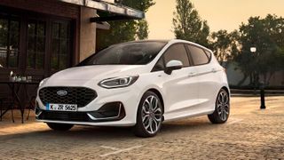 Facelift beim Ford Fiesta nach fünf Jahren: Das Markenlogo findet sich künftig im Kühlergrill. (ampnet/Ford)