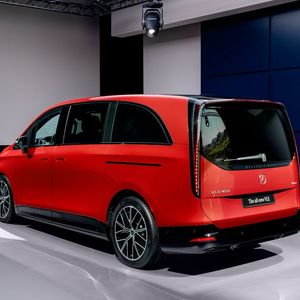 Die Proportionen unterstreichen das. 5,31 Meter Länge, knapp zwei Meter Breite, 3,34 Meter Radstand.(Bild:  Mercedes-Benz)