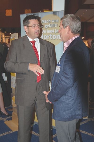 Robert Beck, Geschäftsführer Ingram Micro, im Gespräch mit Partnern. (Archiv: Vogel Business Media)