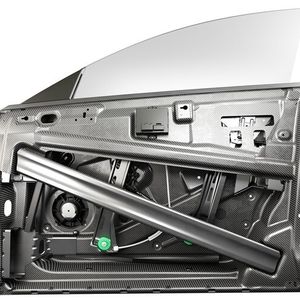 Im Vergleich zu Aluminiumtüren spart die Karbon-Lösung von Brose rund 4 Kilogramm pro Tür, verglichen mit Stahl sogar 11 Kilogramm.