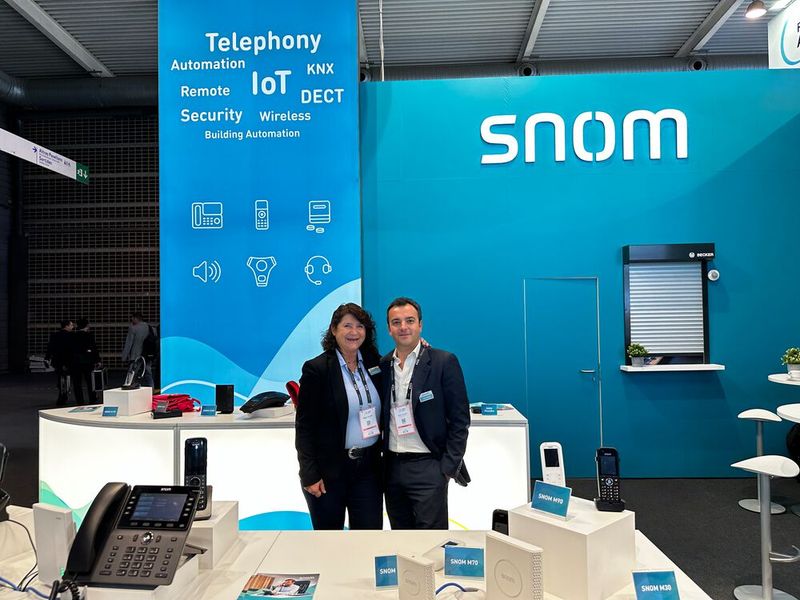 Berliner Luft (bzw. Herz) in Barcelona, Heike Cantzler mit ihrem Kollegen Fabio Albanini (Snom). (Bild: Vogel IT-Medien)