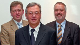 Günter Tronich (Mitte), scheidender Geschäftsführer Technik und Sprecher der Geschäftsführung, übergibt an seine Nachfolger: Thomas Schmidtke, Geschäftsführer Finanzen und Verwaltung (links), folgt Tronich als neuer Sprecher der Geschäftsführung, Bernd Tüshaus (rechts), wird neuer Geschäftsführer Technik.Bild: Jungheinrich (Archiv: Vogel Business Media)