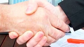 The two companies have signed on 2 December 2025 the shareholders’ agreement for their joint venture, dedicated to the construction and operation of a first PET biorecycling plant in China, with a processing capacity of 50,000 tons of PET waste. (Source: Pixabay)