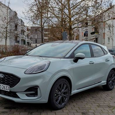 Auch nach gut fünf Jahren Laufzeit sieht der Ford Puma noch frisch aus. Gut 18.000 Exemplare fanden 2024 in Deutschland einen Käufer. (Bild: Rosenow – VCG)
