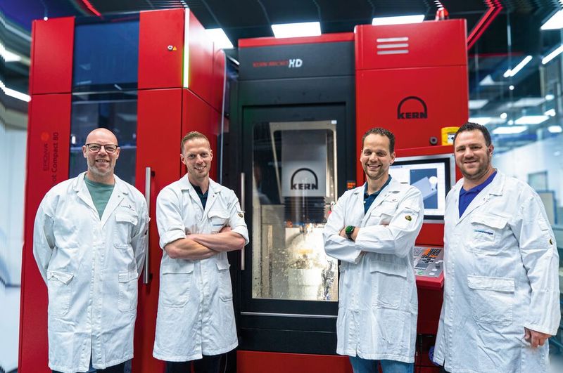 Freuen sich gemeinsam über die mit der Kern Micro HD und dem duktilen Schnittmodus erzielbaren Erfolge (v. l.): Die Ingenieure Ronald Braam, Berend-Jan Grimmerink, Jan van Dingenen und Programmierer John Seuntiëns. (Bild: Kern Microtechnik GmbH)