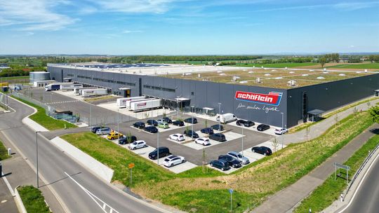 Für sein Logistikzentrum im unterfränkischen Gerolzhofen (Landkreis Schweinfurt) hat Schäflein die DGNB-Zertifizierung in Gold erhalten.(Bild:  Schäflein)