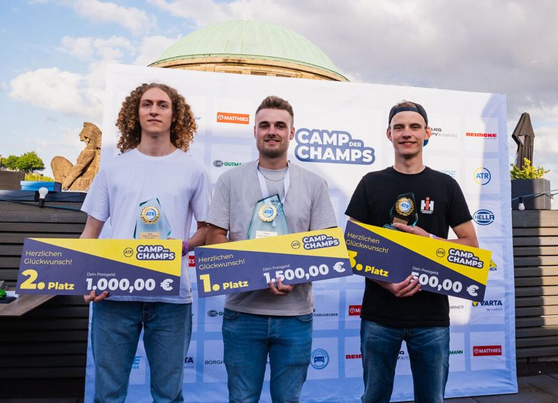 Die drei Topplatzierten beim Finale des Camp der Champs: (v. li.) Theo Brüning von der Teamay GmbH in Stade, Johannes Renner von Auto Zimmermann in Gerstetten und Jannis Carstesen von Stünkel OHG Kfz Service in Fintel(Bild:  ATR)