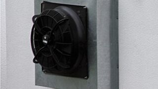 Die Blockheizkraftwerke einer Biogasanlage mögen es nicht zu warm. Deshalb sorgen Ventilatoren von Ziehl-Abegg bei den Demonstrationsanlagen von Geisberger für die Belüftung. (Bild: Itasse)