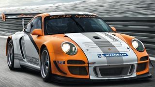 Beim Hybridsystem des Porsche 911 GT3 R ergänzt ein elektrischer Vorderachsantrieb mit zwei je 60 kW starken Elektromaschinen den 480 PS starken Vierliter-Sechszylinder-Boxermotor im Heck (Archiv: Vogel Business Media)