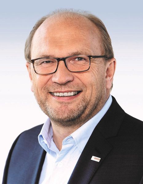 Zum 1. April 2019 tritt Reinhard Schäfer neu in die Geschäftsleitung von Bosch Rexroth ein. Er folgt auf Bertram Hoffmann, der zum 31. März 2019 auf eigenen Wunsch aus der Bosch-Gruppe ausscheidet. Schäfer übernimmt von Hoffmann die Verantwortung für die Fertigung und das Qualitätsmanagement von Bosch Rexroth. (Bosch Rexroth)