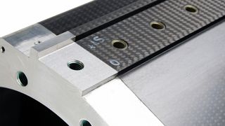 Beispiel für eine gelungene Anbindungsschnittstelle aus Aluminium zur sicheren Montage in die Werkzeugmaschine an den Enden eines Leichtbau-Z-Schlittens aus CFK. (Bild: SGL Group)