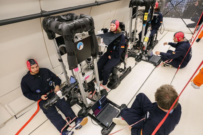 Konzentriert bei der Sache: Operatoren und Testpersonen während des Experiments. (Bild: Novespace)